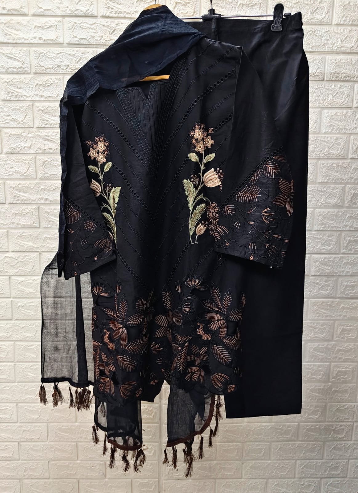 EXQUISITE PAKISTANI PREMIUM EMBROIDERED CUTWORK 🪡 3 PC WEAR - 1012