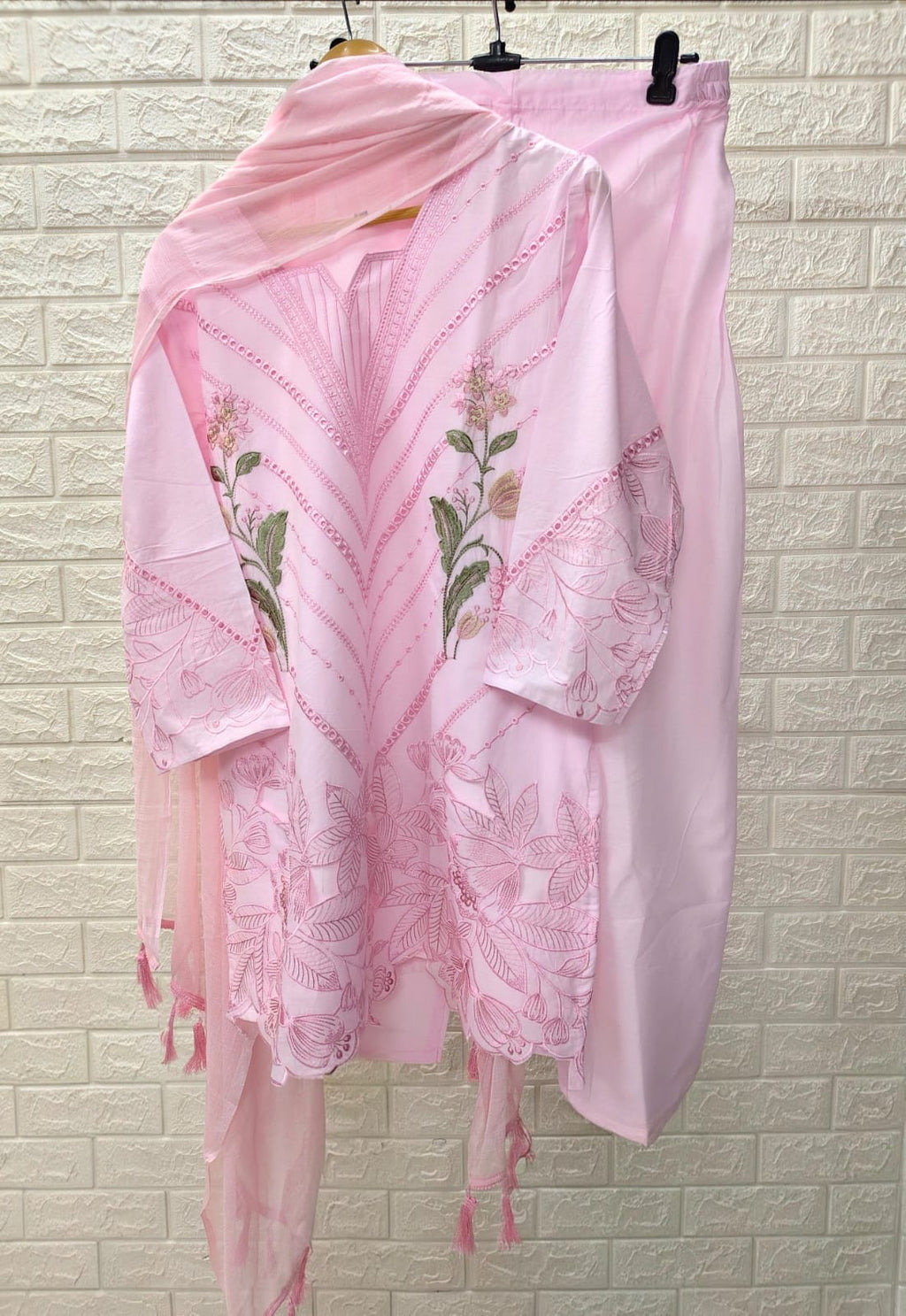 EXQUISITE PAKISTANI PREMIUM EMBROIDERED CUTWORK 🪡 3 PC WEAR - 1012