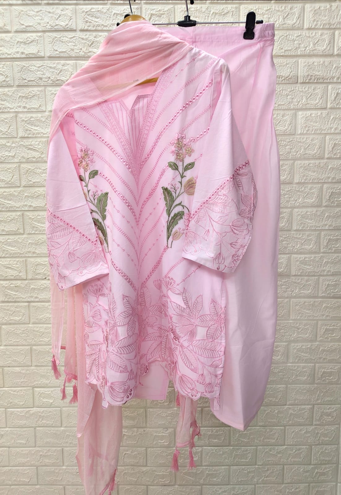 EXQUISITE PAKISTANI PREMIUM EMBROIDERED CUTWORK 🪡 3 PC WEAR - 1012