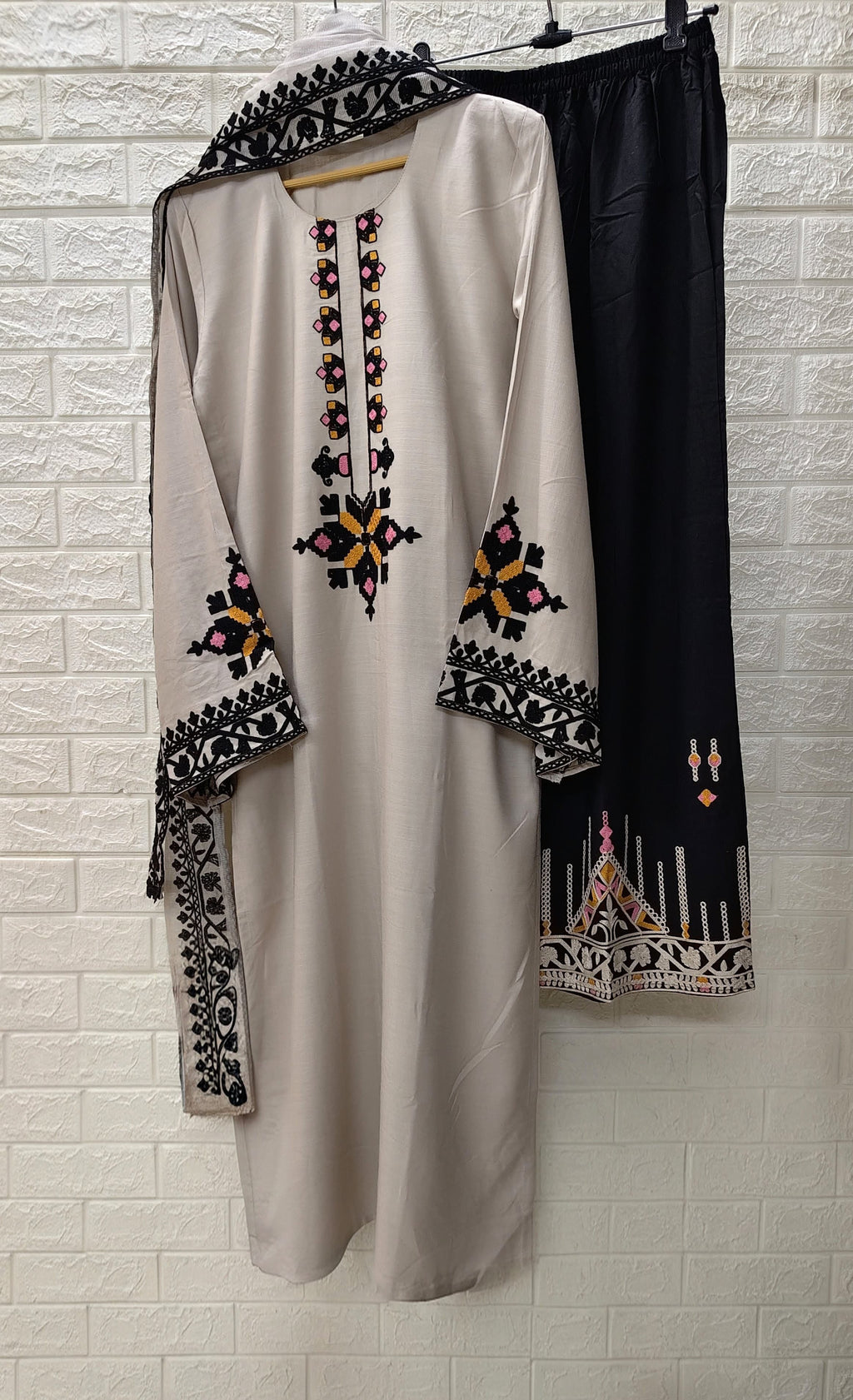 NEW LAUNCH EXQUISITE PREMIUM PAKISTANI PURE COTTON EMBROIDERED 🪡 3 PC WEAR 💖 - 1005