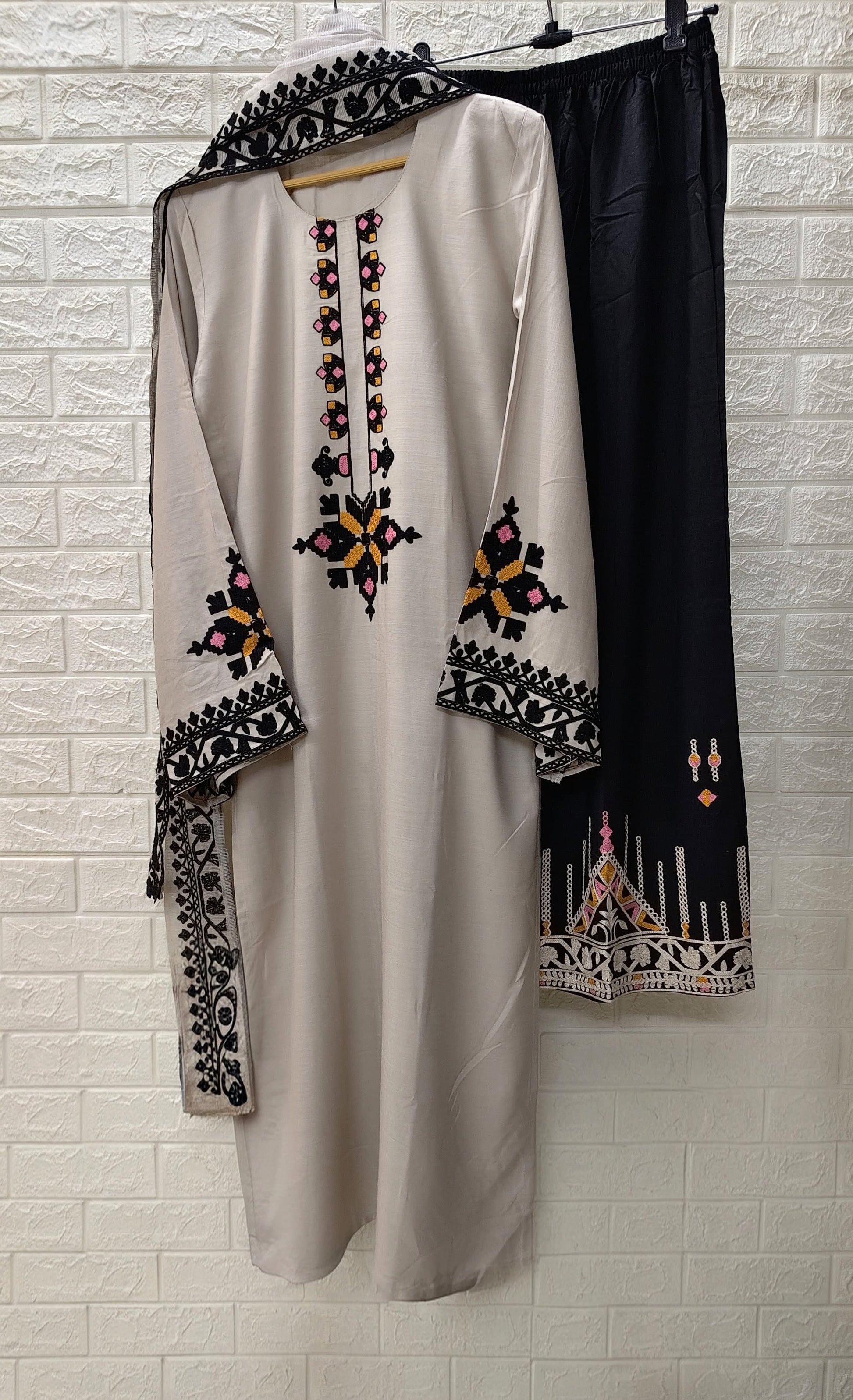 NEW LAUNCH EXQUISITE PREMIUM PAKISTANI PURE COTTON EMBROIDERED 🪡 3 PC WEAR 💖 - 1005
