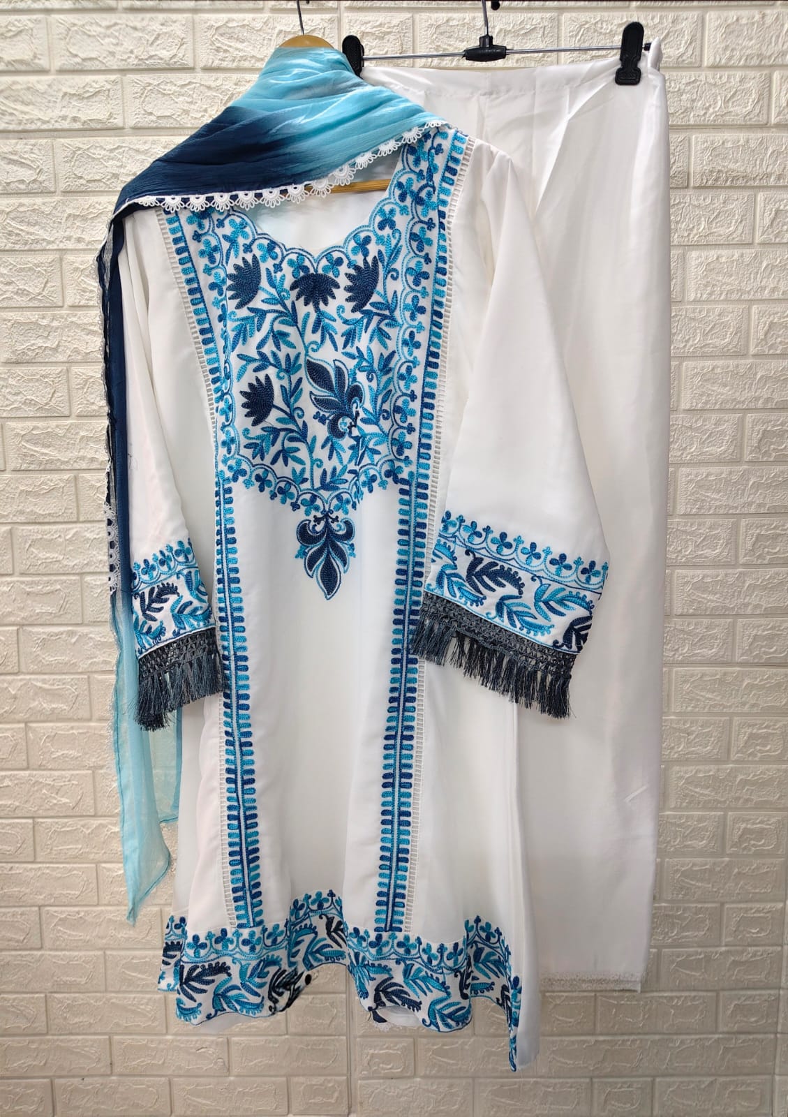 EXQUISITE PREMIUM EMBROIDERED KASHMIRI SETS - 1001